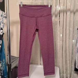 YogaSmoga Women’s purple with white capri Size 4! Like New!